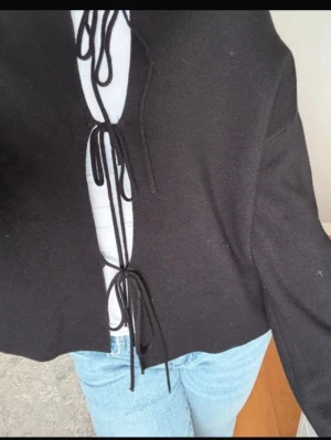 Svart kofta med knytband framtill - Nypris 400kr, säljer denna fina kofta från Gina tricot då den aldrig kommit till användning, superfint skick. Väldigt skön och söt. 