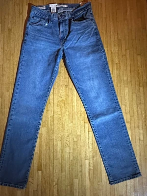 Levi’s 724 High-Rise Straight – Vintage Stretch - ✨ Helt nya jeans – aldrig använda ✨ Säljer ett par stilrena Levi’s 724 High-Rise Straight i klassisk blå vintage-tvätt. Jeans med hög midja och raka ben som ger en snygg och tidlös passform. Tillverkade i Levi’s Vintage Stretch-denim, vilket gör dem både bekväma och följsamma samtidigt som de håller formen. Perfekta till både vardag och mer uppklädda outfits 👖 Nypris i butik är 1349 kr – säljs nu för 399 kr. ✔️ Helt nya ✔️ Original Levi’s ✔️ Klassisk model
