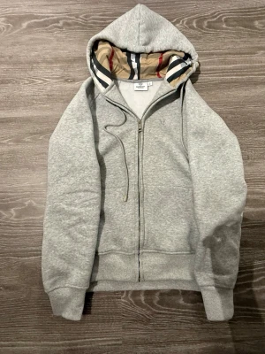 Grå zip up - I helt perfekt skick utan några skador dm vid intresse 