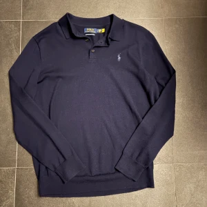 Mörkblå merinoullströja från Ralph Lauren - I princip helt oanvänd tröja, storleken är L men passar även dig som använder S eller M