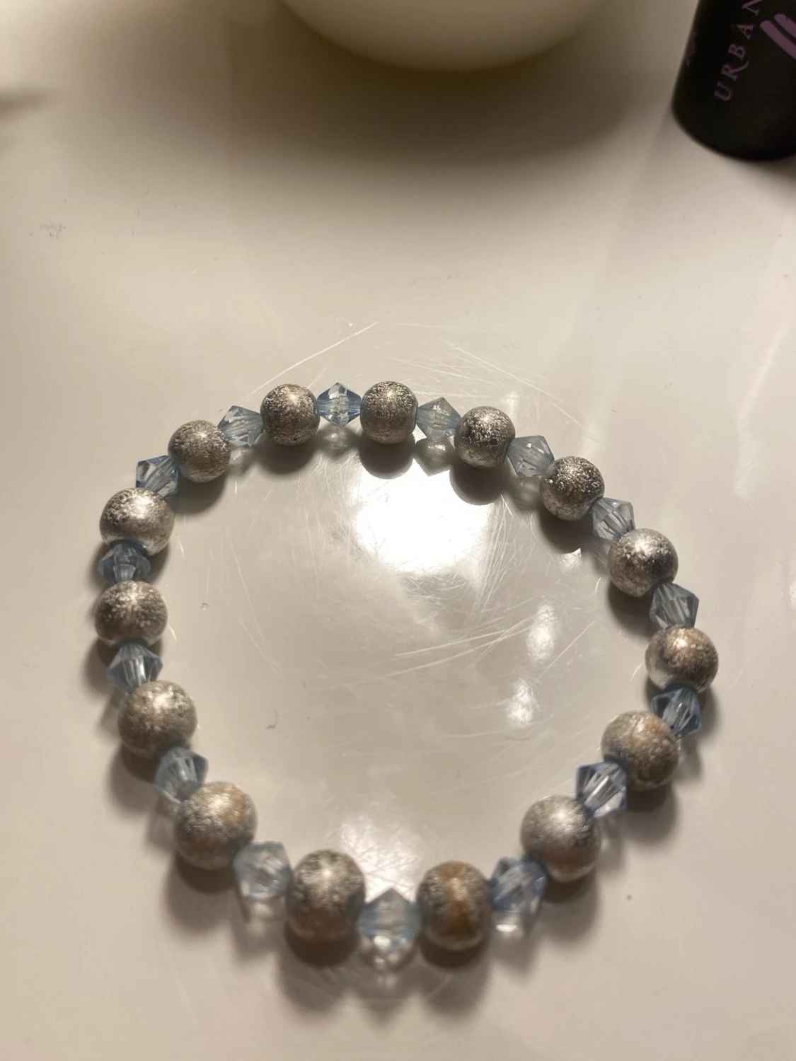Elastiskt armband med silver- och blå pärlor