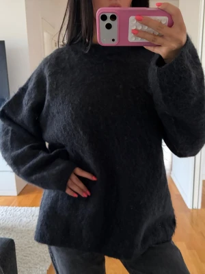 Oversized Mohair stickad tröja  - Slutsåld tröja i mohair från H&M premium. Färgen är en lite mer off black. Väl omhändertagen, använd få tal gånger och hyfsat ny