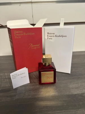 Maison Francis Kurkdjian Baccarat Rouge 540 - Maison Francis Kurkdjian Baccarat Rouge 540 är en lyxig parfym i en elegant, fyrkantig röd glasflaska med guldfärgad kork och etikett. Kommer med originalförpackning och informationshäfte. Doften är exklusiv och ikonisk från Paris. 
