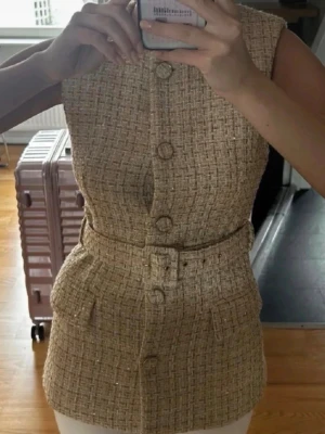 Zara väst - Beige väst med bälte och knappar från Zara, aldrig använd.