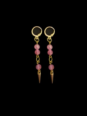 Guldörhängen med rosa pärlor och spikes - Snygga hängande örhängen i guldton med tre rosa pärlor på varje örhänge och en spetsig spike-detalj längst ner. Örhängena har en modern och edgy design med kedjelänkar mellan pärlorna och spikesen. Perfekta för dig som vill sticka ut lite extra.