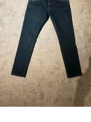 Nudie jeans 31/30 - Ett par snygga jeans från nudie. Köptes på sample sale i gbg för nån vecka sen men passade inte riktigt när jag kom hem och fick pröva de ordentligt. Köpte för 650 och är oanvända. Hör av er om ni har några frågor eller funderingar! 