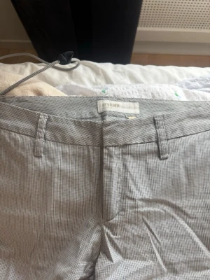 Vintage low waist kostymbyxor rutiga XS/S – Y2K trend - Supertrendiga lågmidjade vintage kostymbyxor i ett snyggt rutigt mönster i ljus- och mörkgrått 🖤 Perfekta för en Y2K / minimalistisk look.  Köpta secondhand och känns väldigt unika. Ingen storlek angiven men uppskattas passa XS/S i midjan. De är ganska långa (jag är 170 cm och de är långa på mig).  Fint skick, lätt material och perfekta att styla upp eller ner beroende på outfit ✨