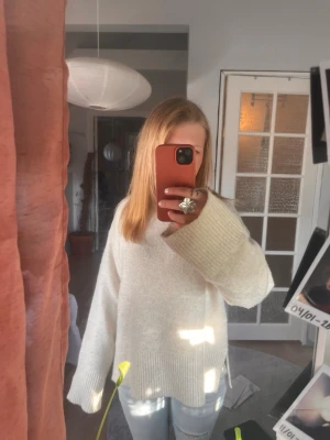 Stickad grå vit träja - Tröjan har en mjuk och skön passning och en slit på sidan. Har använt ett fåtal gånger och den är så gott som ny (Lite nopprig men inte så värst).😁🩷