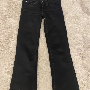 Svarta Cheap monday jeans  - Säljer ett par svarta bootcut jeans från Cheap monday i storlek 26/32. Säljer eftersom jag har två 💕