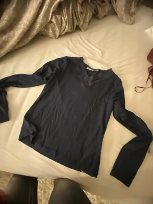 Spets tröja - Långärmad mörkblå tröja med spets vid kragen, mycket bra skick💕