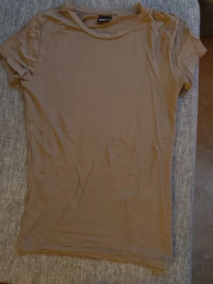 Beige basic t-shirt från Gina Tricot - I viskos, väldigt skön och mjuk.