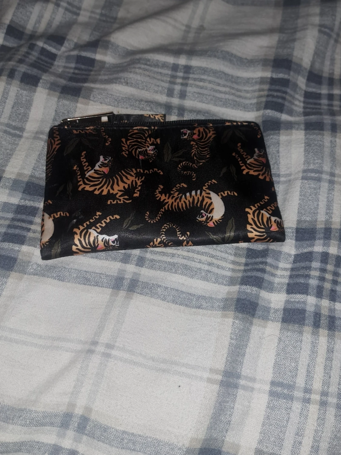 Svart plånbok med tigerprint