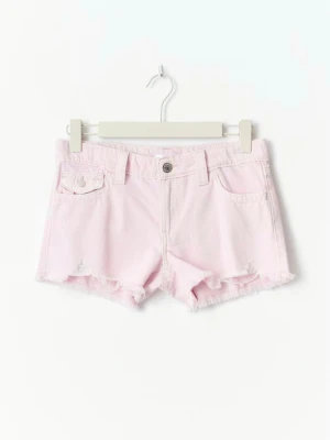 Oanvända Ljusrosa jeansshorts  - Nya Ljusrosa lågmidjade jeansshorts från Gina Young med fransig kant nertill, slutsålda på hemsidan. Storlek 170 i barnstorlek skulle säga att de motsvarar S-M, lite stora på mig som vanligtvis bär xs/s Endast provade, aldrig använda🫶🙌