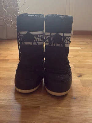 Moonboots - Höga moonboots i storlek 39/41 passade mig ganska bra som har 37-38, Dom är inte använda så ofta, typ i början av vintern använde jag dom 3-5 gånger. Sko snörena är lite nötta längst ut. Annars är alla tryck kvar, texten är kvar märket vid hälen är kvar, och dom är inte trasiga och sulan är också i bra skick, superfina, säljer då dom inte kommer till användning, super varma och inget material på eller i skon är trasigt, man kan säkert byta skosnören om man vill, skriv vid frågor💕