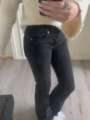 Svarta  jeans med låg midja - Säljer ett par svarta jeans låg midja. bomull. Säljer då de tyvärr är för korta på mig.