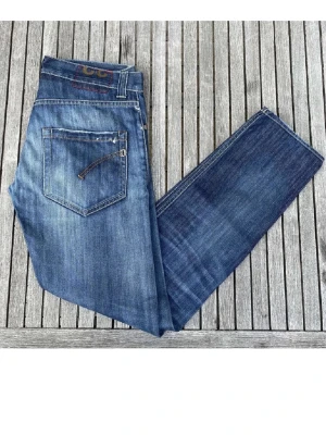 Dondup jeans med riktigt snygga slitningar och tvätt - Sjukt snygga dondup jeans med riktigt snygga slitningar samt en nice wash! I bra skick d enda e att de har gått upp i skrevet men det är lagat proffesionellt så håller ett bra tag till! Sjukt bra pris-då nypris är 3499! Modellen är cirka 177 och väger runt 64! Ritkiga kvalitetsjeans!