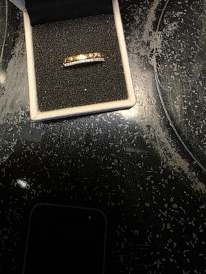 Vigselring/Förlovningsring Albrekts guld  - Snygg guldfärgad ring med två rader av gnistrande stenar. Ena raden har större, infattade stenar och den andra raden är tätt satta små stenar som ger extra bling. Perfekt för dig som gillar stilrena men ändå iögonfallande accessoarer. Saknas 2 stenar gjort sen ny.  Aldrig använd.  Nypris 6499 kr 