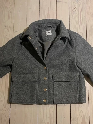 Grå kappa från Zara  - Säljer en grå kappa som är perfekt för våren!