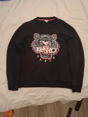 Kenzo sweatshirt - Kenzo sweatshirt i storlek L men passar M, använd en del men är i väldigt bra skick, äkta, kan gå ner i pris vid snabb affär