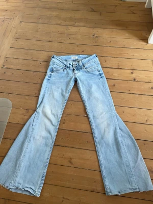 Lågmidjade bootcut jeans - Säljer dessa lågmidjade jeans i en ljusblå färg som är omsydda till bootcut. Märket är pepe jeans. Midjemått 35 cm och innerbenslängd 75 cm💗💗