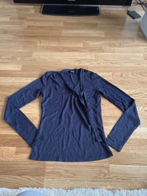 Topp Bik Bok stl S - Långärmad topp från Bik Bok med snörning vid halsen. Storlek S, fint skick.