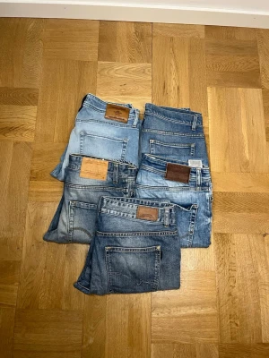 Ljusblå Jeanspaket  - Vill du uppgradera garderoben eller börja tjäna pengar på återförsäljning? 👖✨ Nu har du chansen! Jeans i eftertraktade storlekar 30–34, alla i mycket fint skick. Endast 100 kr per par – först till kvarn!