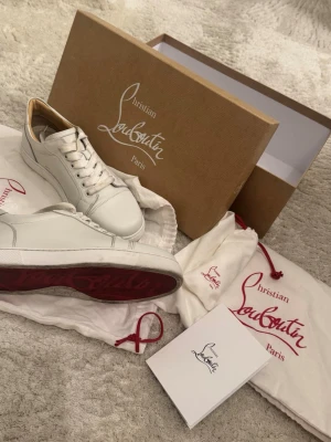 Chrstian Louboutin Vita Sneakers - Vita christian louboutin sneakers, kvitto finns. Allt medföljer. Ordpris 595 euro, nypris 4500kr. Köpa i Christan Louboutin butiken i Milano. Kvitto finns. Pris går att diskutera 🤍