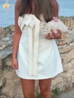 Vit klänning från zara - Säljer nu denna populära bandeau klänning från Zara. Perfekt till studenten och sommaren. Hör av er vid frågor!💕