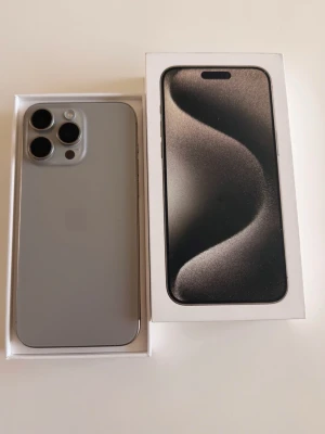 Iphone 15 PRO max 100% batterihälsa. - Topp skick iphone 15 PRO max med 100% batterihälsa och original batteri. Ingår 3 skal. Endast seriösa köpare och perfekt för dig som vill ha en stor mobil men ändå smidig. Först till kvarn, bra skick, 100% batteri.