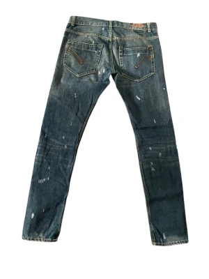 Ripped Dondup jeans W33 - Säljer ett par exslusiva dondup jeans med en vintage look| Skick:8/10| Storlek:W33| Pris:999| Vid frågor och funderingar är de bara och höra av sig ‼️