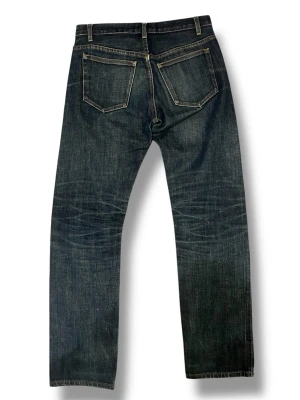 Selvedge A.P.C. Jeans - Säljer ett par Selvedge A.P.C New standard W28, sitter lite större. Bra fades och bra skick.   Mått: Midja: 40cm Ytterbenslängd: 98cm, Ben Öppning: 18cm  Skriv vid vidare funderingar!