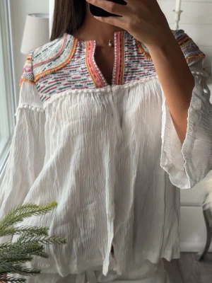 Blus med broderi - Jättecool blus med broderi längst upp🍋🌊🤍