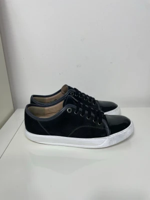 Mörkgrå Lanvin cap toe  - Säljer nu dessa Mörkgrå Lanvin cap toe i uk 6 som motsvarar 40 men passar 41 som är i fint skick men är tillfixade med whitnercream för att de ska se extra fräscha ut, skriv för fler bilder/frågor🙌🏼