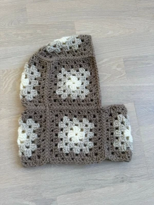 Virkad balaklava  - Unik handvirkad balaklava i beige akrylgarn. Passar vuxen. 