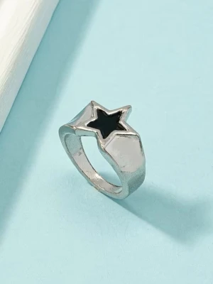 Silvrig ring med svart stjärndesign - Cool ring i silverfärgad metall med en svart stjärna i mitten. Ringen har en chunky och unik form som sticker ut och passar perfekt för dig som gillar statement-smycken. Ingen synlig märkning.