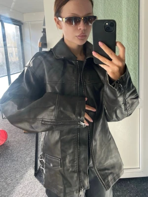 Washed black/ olive ton oversize leatherjacket - 🖤 Y2K tvättad faux leather jacka 🖤  den PERFEKTA cool girl-jackan 😮‍🔥  unik tvättad ton som skiftar mellan svart / oliv / grå beroende på ljuset ✨  • oversized passform • dragkedja fram • dragkedjedetaljer på ärmar • spänndetaljer på sidorna • mjukt & följsamt konstläder  ger en riktig model off duty / streetstyle vibe 🕶️  PERFEKT för: vardagsoutfits 🖤 lager-på-lager säsong 🍂 utekvällar 🌙  Storlek: XS (passar oversized) Skick: mycket bra  den här lyfter vilken outfit som helst – missa inte 🔥 