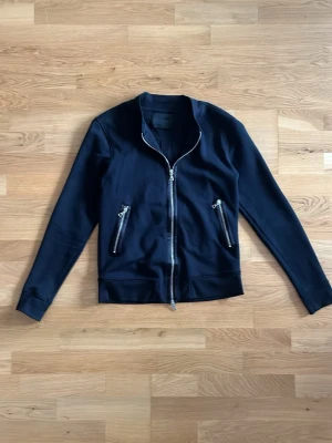 Limitato overshirt  - Jätte snygg limitato overshirt. Väldigt efter traktad och går inte att få tag på längre. Skicket är helt nytt jätte fint inga defekter. Köpte den ny för 5000kr säljer den nu för 3500kr men pris kan diskuteras 