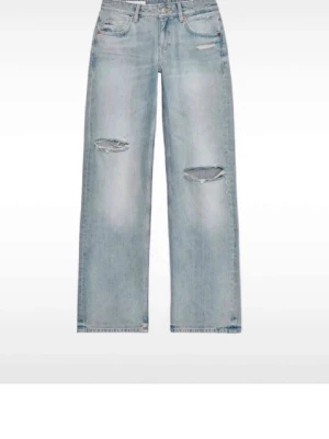 BYTER eller SÄLJER jeans med slitningar hål wide leg - Säljer de här wide leg jeansen med hål från zara som är super trendiga! Vill gärna byta mot ett par i 36 eller sälja!❤️