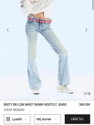 Bootcut jeans från Cheap Monday - Snygga ljusblå bootcut jeans med låg midja från Cheap Monday. Använda endast en gång. Säljer då de inte passar mig. 