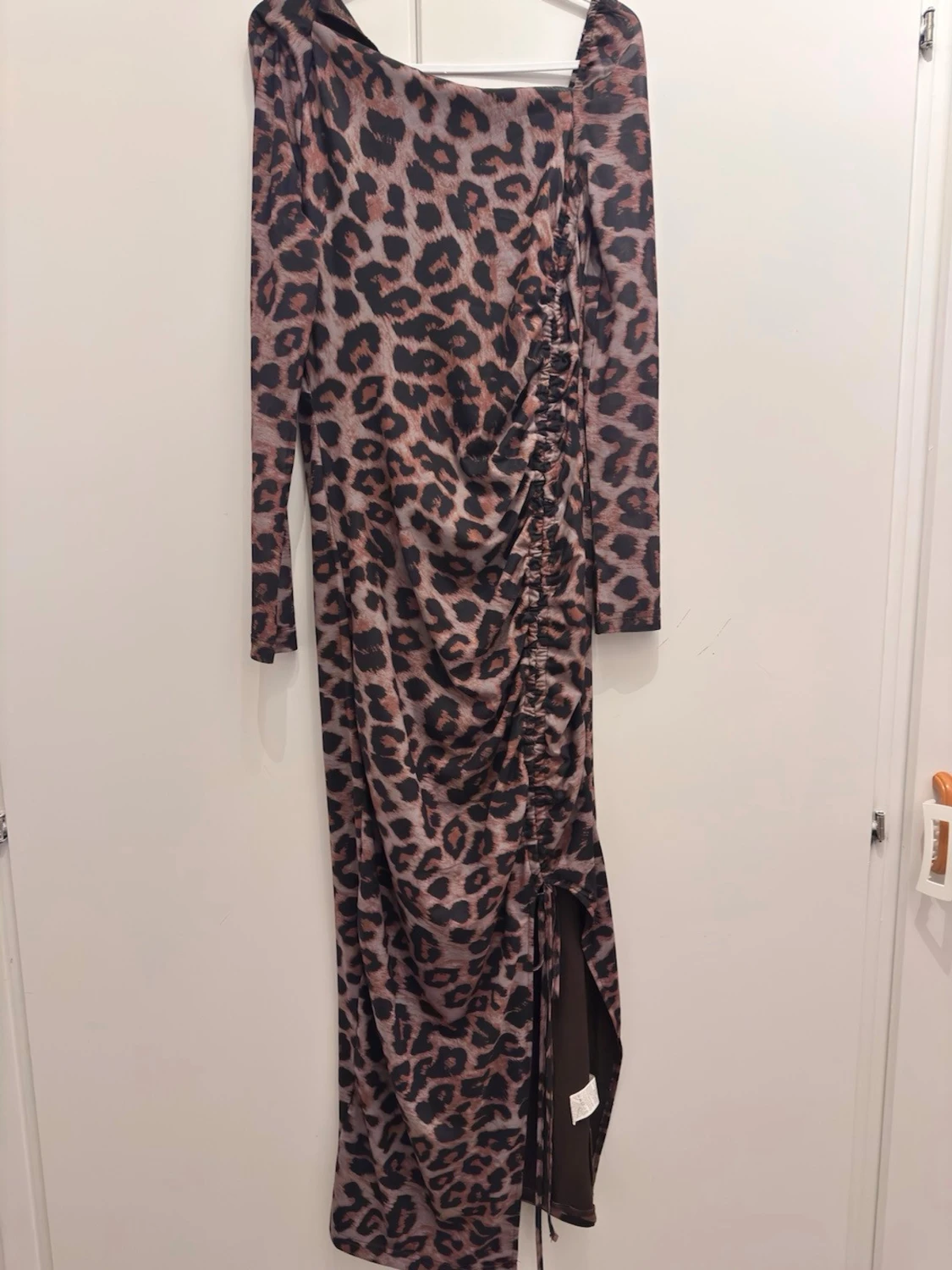Lång leopardmönstrad klänning