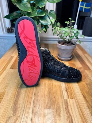 Christian Louboutin black spikes - Säljer mina Svarta Christian Louboutins med svarta spikar i storlek 44. Jag köpte dom för 3år sen och säljer dom eftersom jag har knappt använt dom och dom har blivit för små. Jag har tyvärr inte box eller kvitto eftersom mina föräldrar råkade kasta dom när dom röjde ut ur garaget på grund av det så är priset förhandlingsbart. Dom har en liten skada inuti skon vid hälen på ena skon men inget som syns utifrån se på bild 5. 