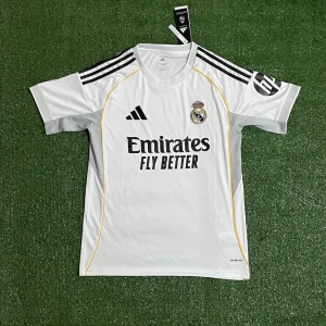 Real Madrid Tröja - Säljer denna riktigt snygga tröjan till ett riktigt bra pris skriv till om ni är intresserad!