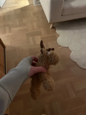 Brun mjukisdjur älg - Söt brun mjukisdjur i form av en älg med mörkbruna horn och broderade ögon. Tillverkad i mjukt plyschmaterial och perfekt att ha som dekoration eller gosedjur.