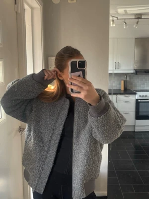 Grå teddyjacka - En superfin grå teddyjacka i bombermodell från Hm. Jackan kommer tyvärr inte till användning längre men är i superfint skick. 