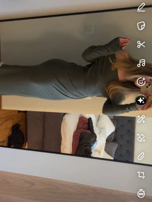 Grön långärmad långklänning - Lappen kvar, storlek 38, vill bli av med fort så pris kan diskuteras 