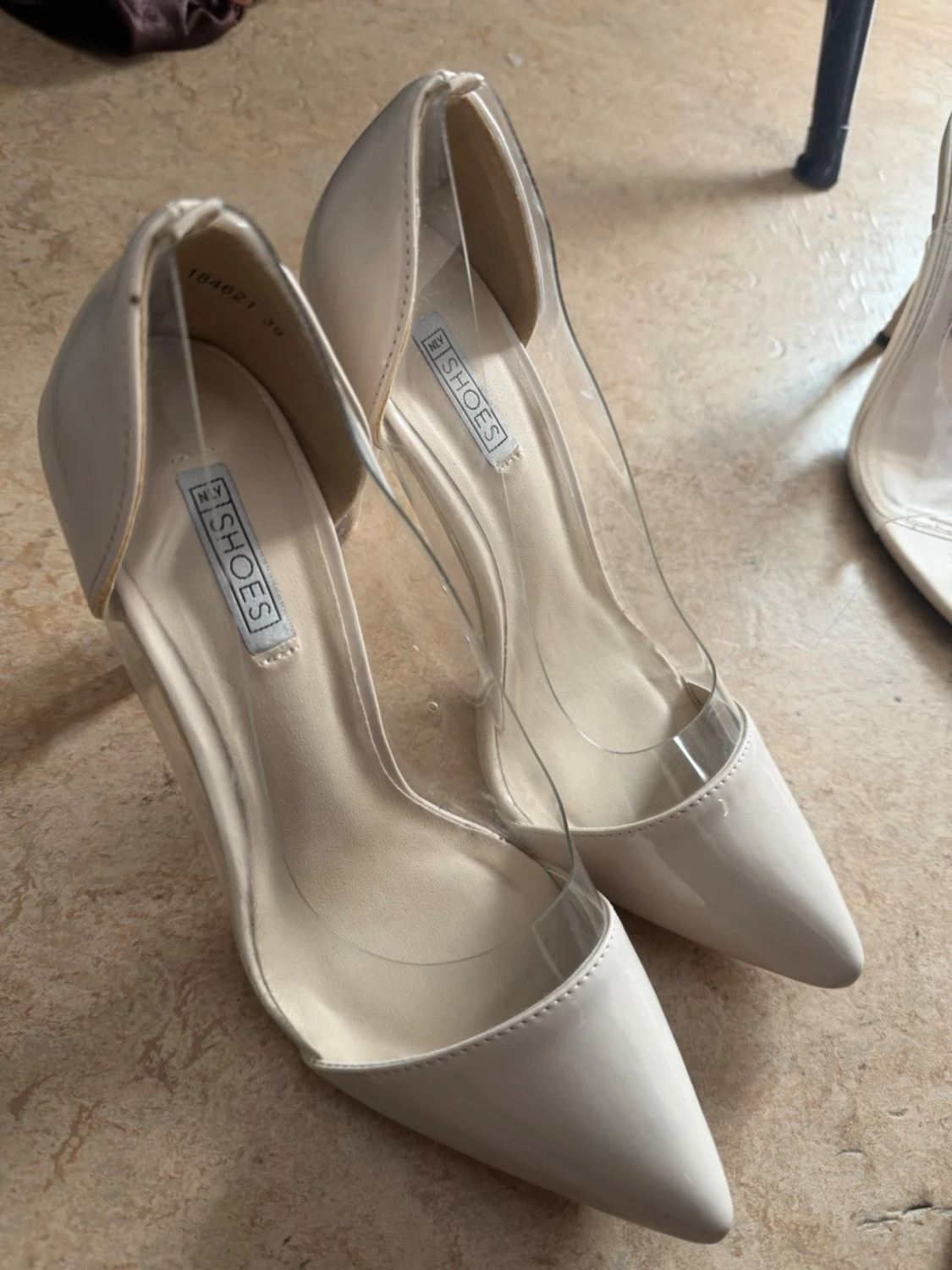 Beige pumps med transparent detalj - 2