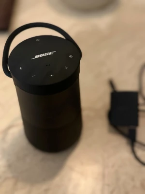 Bose SoundLink Revolve+ II Bluetooth högtalare - Bose SoundLink Revolve+ II Bluetooth högtalare i fint skick säljes.  Högtalaren är fullt fungerande och har använts varsamt. Ljudet är klart och kraftfullt med 360° spridning, vilket gör den perfekt både hemma och utomhus. Batteriet håller bra och ger många timmars speltid på en laddning.  Originalförpackning finns tyvärr inte kvar, men original­laddare medföljer. Inga större repor eller skador, endast normalt, lätt bruksslitage om man tittar noggrant.  Smidig att ta med tack vare handtaget och 