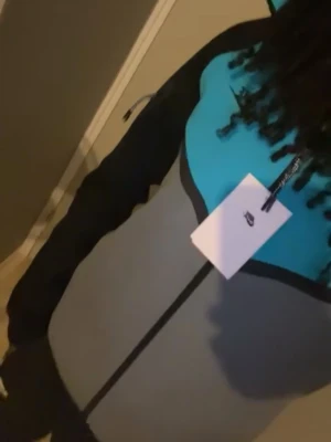 Nike Tech Fleece hoodie - Helt ny Nike Tech Fleece hoodie med dragkedja i fräscha färger: ljusblå upptill, grå framtill och svarta ärmar. Klassisk Nike-logga på bröstet, huva och fickor. Perfekt för en sportig och chill stil.