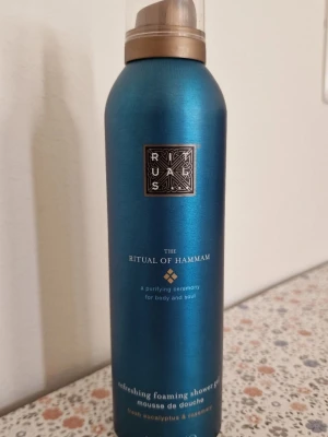 Rituals The Ritual of Hammam duschskum - 🌸🌸🌸OBS kolla min annons med samma produkt och fri frakt 🌸 duschskum från Rituals i serien The Ritual of Hammam. Kommer i en blå metallflaska med tryck och genomskinligt lock. Innehåller doft av eukalyptus och rosmarin för en uppfriskande känsla. Perfekt för dig som vill ha en lyxig duschupplevelse. Använd 2,3 gånger, nästan fullt.
