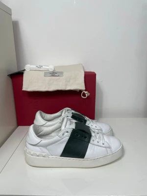 Valentino Open skor  - Säljer nu dessa valentino open skor, skriv för fler bilder/frågor🙌🏼 